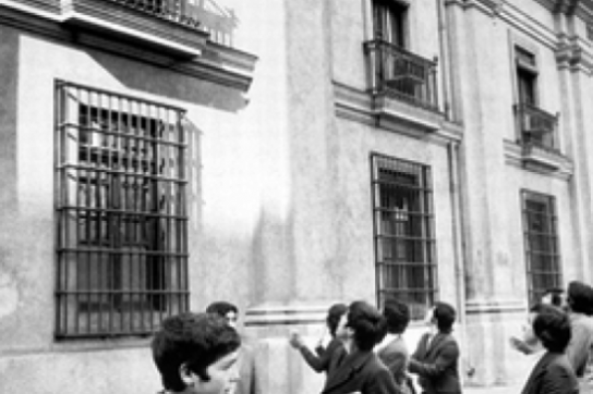 Am frühen Morgen des 11. September 1973: Allende auf dem Balkon des Präsidentenpalastes La Moneda