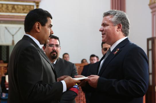 Venezuelas Übergangspräsident Nicolás Maduro und Ecuadors Botschafter Leonardo Arízaga