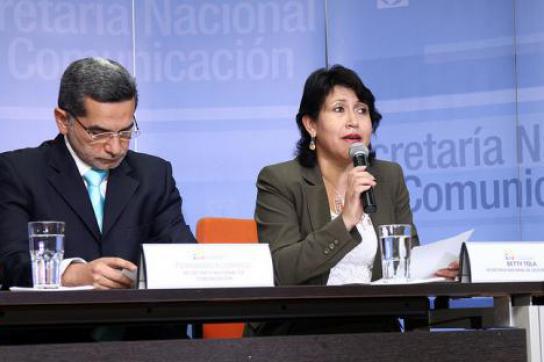 Fernando Alvarado und die Ministerin für die politische Koordination, Betty Tola