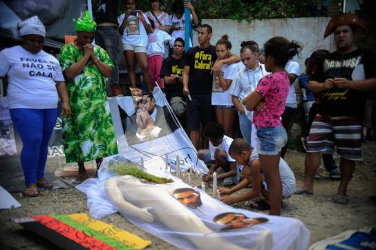 Symbolische Beerdigung in Rocinha