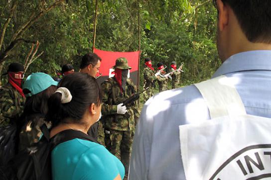 ELN-Kämpfer mit Vetretern des Internationalen Roten Kreuzes