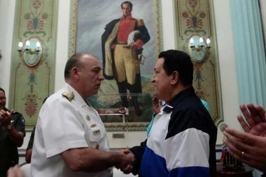 Präsident Hugo Chávez und Admiral Diego Molero nach seiner Berufung zum Verteidigungsminister Ende Oktober 2012