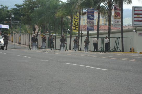 Soldaten versperren die Straße bei einer Kundgebung in Tegucigalpa