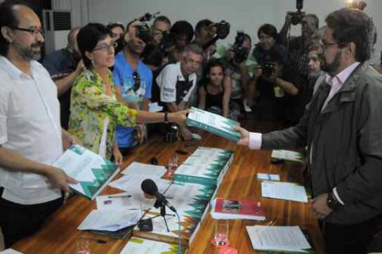UN-Vertreterin Olga Virginia González Reyes und Marcos Alberto Romero Silva von der Universität Bogotá mit der FARC-Delegation in Havanna