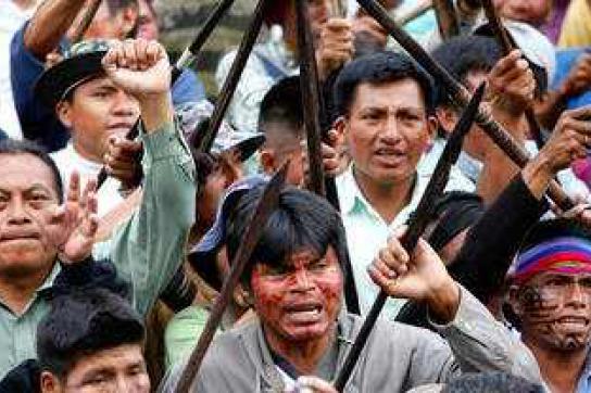 Indigene demonstrieren in Asunción für Land