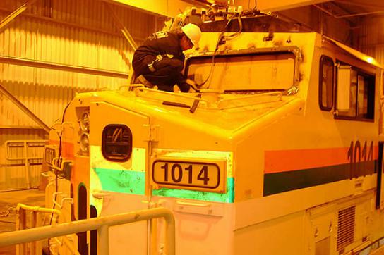 "Lokomotive des Fortschritts" nennt Kolumbiens Präsident Manuel Santos sein Wirtschaftsprogramm für verstärkten Bergbau und Export. Hier ein gepanzerter Triebwagen für den Transport der Kohle aus dem Tagebau El Cerrejón zum Verladehafen