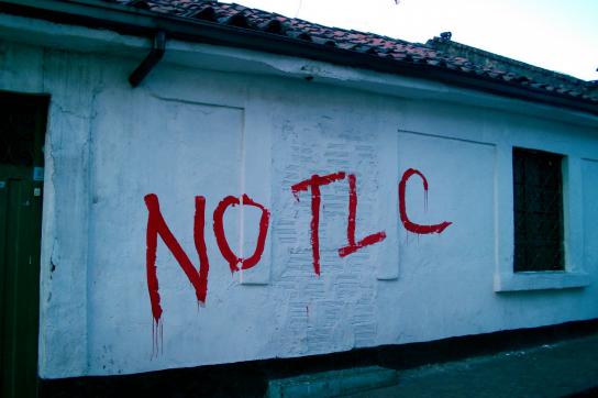 Graffito gegen Freihandel in Peru