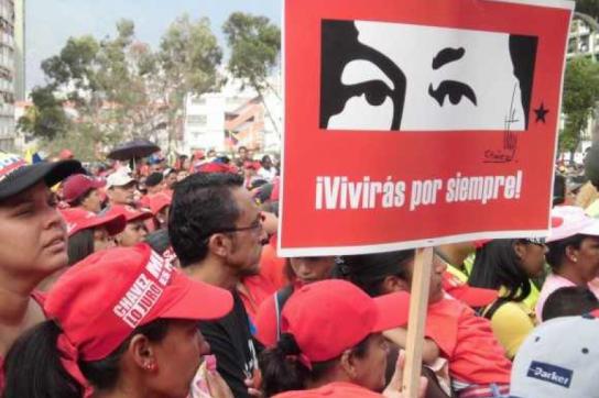 Anhänger von Hugo Chávez im 23 de Enero, auf dem Plakat eine Zeichnung der Augen von Chávez: "Du wirst für immer leben"