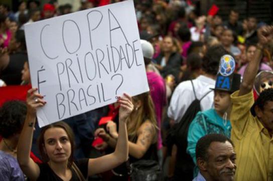 Demonstrantin mit Plakat "WM - Priorität für Brasilien?"
