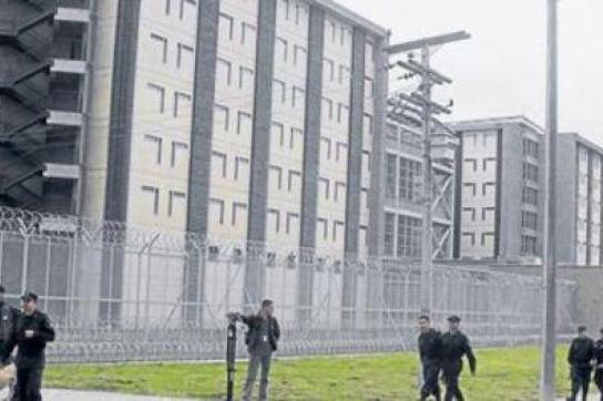 Außenaufnahme des Gefängniskomplexes "Comeb Eron Picota" bei Bogotá