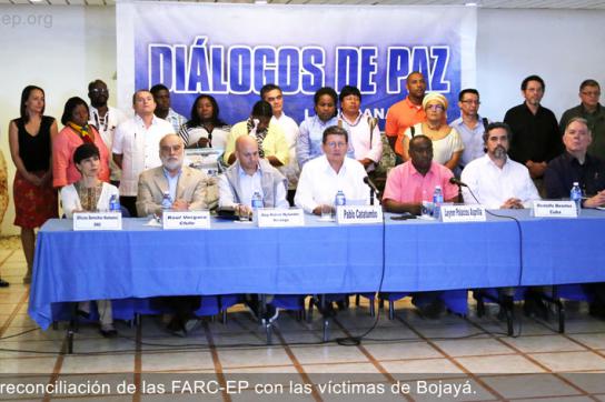 Leynier Palacios aus Bojayá, Pablo Catatumbo und weitere Delegierte der FARC sowie Vertreter der Garanten und Begleiter des Friedensprozesses bei der Pressekonferenz in Havanna