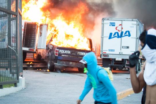 Das Feuer verschlingt ein Fahrzeug gegenüber dem Regierungspalast von Chilpancingo