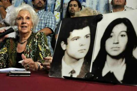 Estela de Carlotto bei der Pressekonferenz. Auf den Fotos die Eltern von "Enkelin 110", Romulo Oscar Gutierrez und Liliana Isabel Acuña