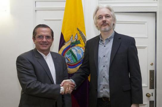 Außenminister Ricardo Patiño mit Julian Assange in der Botschaft Ecuadors in London