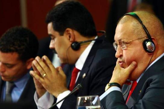 Hugo Chávez, Nicolas Maduro und im Hintergrund Temir Porras auf einer Konferenz im Jahr 2012