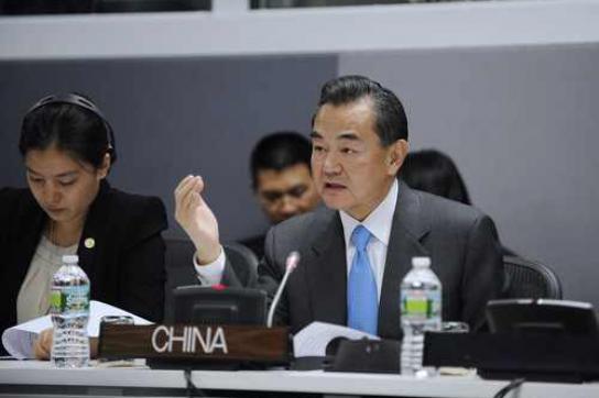 Chinas Außenminister Wang Yi bei einem Treffen mit der CELAC-Troika (Kuba, Costa Rica, Trinidad und Tobago) im September 2013 in New York