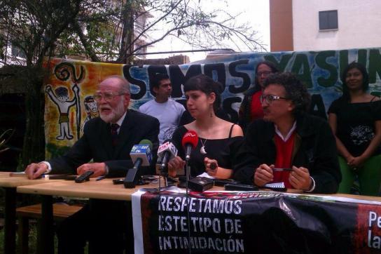 Bei einer Pressekonferenz in Quito erläutern Mitglieder von Yasunídos die Klage