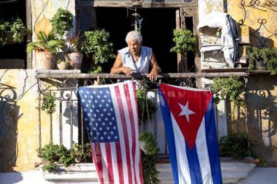 US-amerikanische und die kubanische Flagge einträchtig auf einem Balkon in Kubas Hauptstadt Havanna