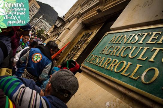Besetzer vor dem Sitz des Ministeriums in der Hauptstadt Bogotá