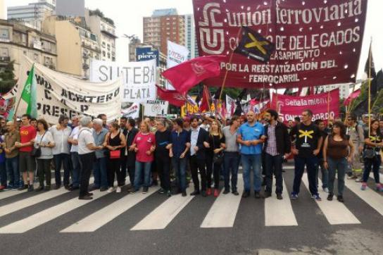 Frontansicht des Demonstrationszuges in Buenos Aires am Dienstag