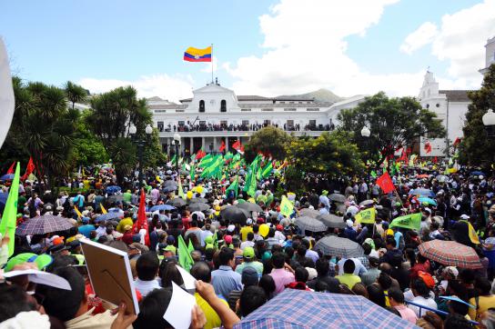 Tausende Regierungsanhänger versammelten sich vor dem Präsidentenpalast