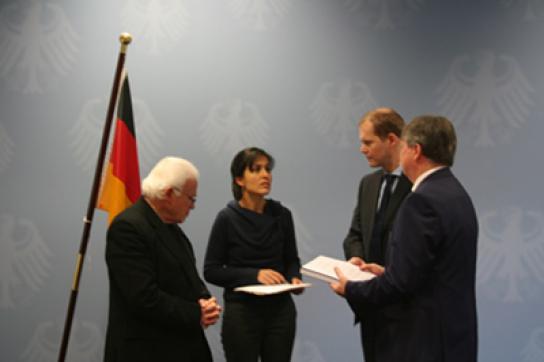 Bischof Vera bei der Übergabe der Unterschriften an Vertreter des Innenministeriums