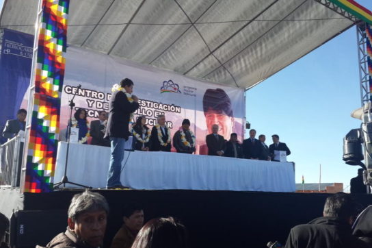 Evo Morales, hier auf der Bühne, erklärt vor Ort die Pläne zur Einrichtung eines Kernforschungszentrums