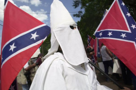 Die Flagge der Konföderierten Staaten von Amerika ist zum Symbol des Ku-Kux-Klans geworden. Roof benutzte sie für seine Fotos