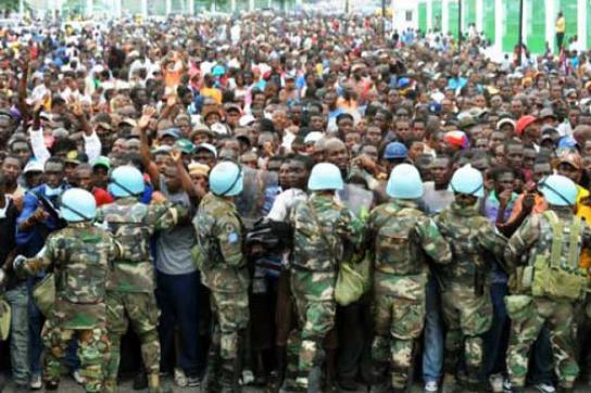 Sicherheitskräfte der UN-Mission in Haiti, Minustah, im Einsatz gegen Demonstranten im Dezember 2014