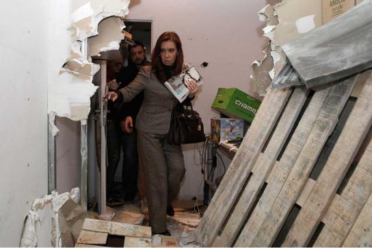 Cristina Fernández de Kirchner bei ihrem Rundgang durch die zerstörte Redaktion von Tiempo Argentino