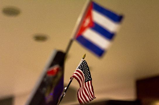 Flaggen von Kuba und den USA