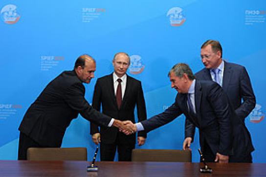 Rosneft-Chef Ogot Sechin und CUPET-Präsident Juan Torres Naranjo 2014 in St. Petersburg