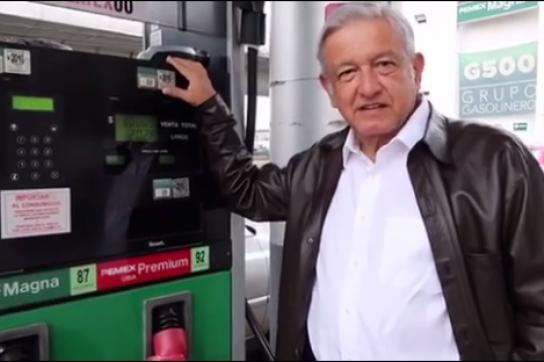 López Obrador vor einer Zapfsäule