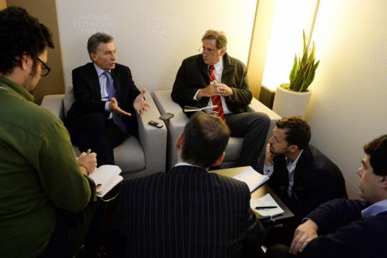 Macri im Gespräch mit argentinischen Journalisten beim Weltwirtschaftsforum in Davos