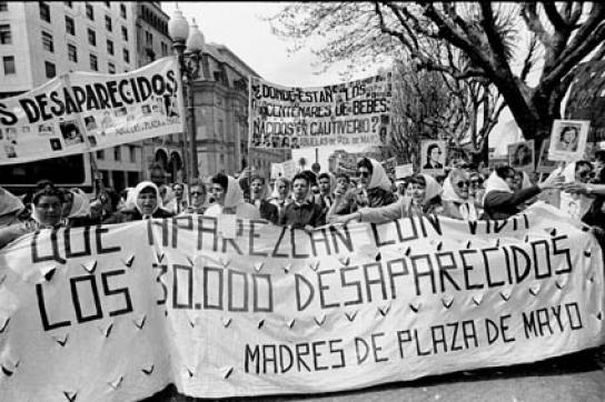 Die Abuelas de la Plaza de Mayo bei einem Protestzug im Jahr 1982