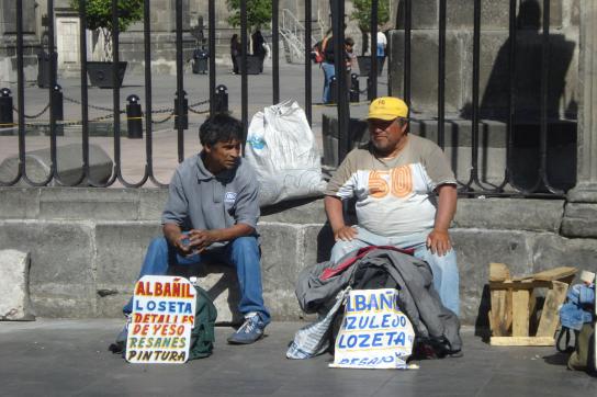 Auf der Suche nach Arbeit: zwei Maurer in Puebla, Mexiko