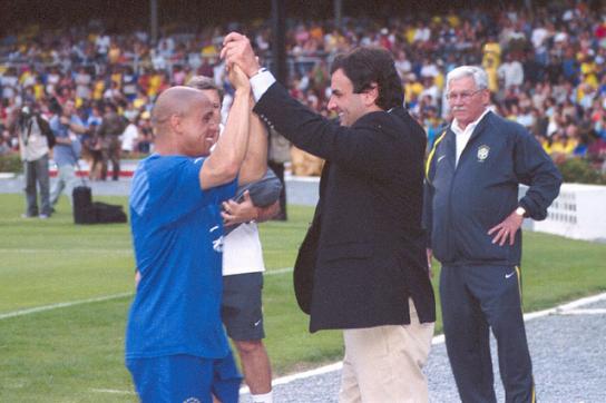 Roberto Carlos (li.) mit dem Politiker Aécio Neves (re.)