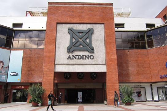 Eingang zum Einkaufszentrum Centro Andino in Bogotá, der Hauptstadt v. Kolumbien