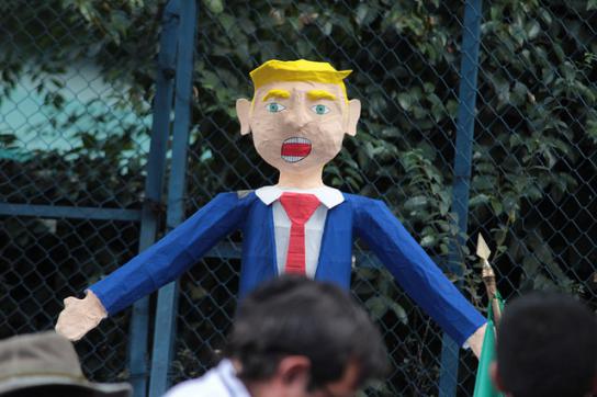 Puppe von US-Präsident Trump bei Protesten in Mexiko