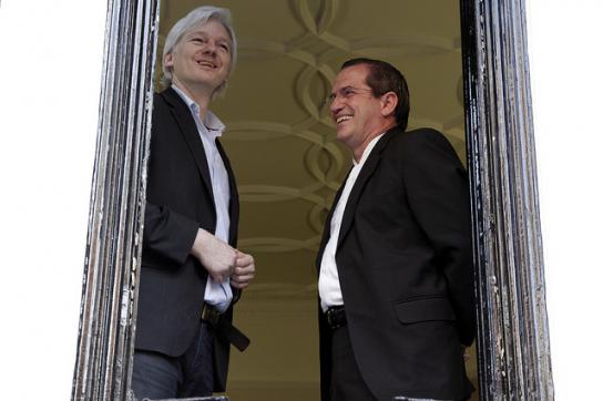 Julian Assange, hier mit dem ehemaligen Außenminister von Ecuador, Ricardo Patiñ
