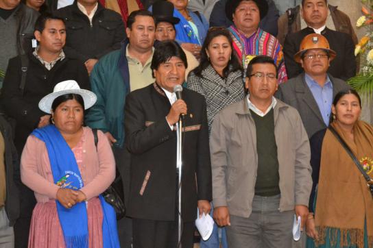 Präsident von Bolivien, Evo Morales, und Vertreter sozialer Bewegungen bei der Ankündigung des Völkergipfels Präsident von Bolivien, Evo Morales, und Vertreter sozialer Bewegungen bei der A