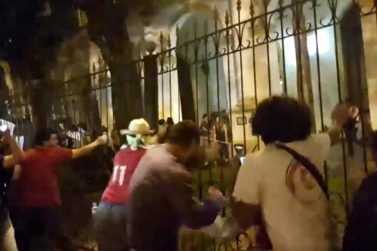 Demonstranten reißen den Zaun um das Parlamentsgebäude in Paraguays Hauptstadt e