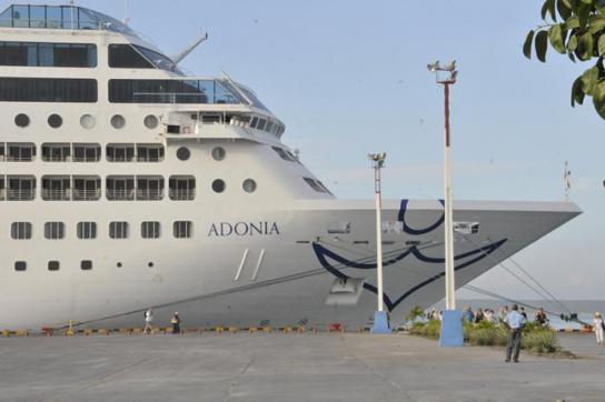 Ein Kreuzfahrtschiff im Hafen von Cienfuegos, Kuba Ein Kreuzfahrtschiff im Hafen von Cienfuegos, Kuba