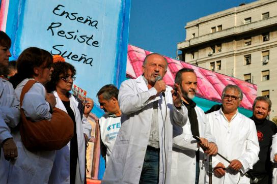 Protest des Lehrpersonals vor dem Nationalkongress in Buenos Aires, Argentinien. Am Mikrophon Hugo Yasky, der Generalsekretär der Gewerkschaft CTA Protest des Lehrpersonals vor dem Nationalkongress in Buenos Aires, Argentinien