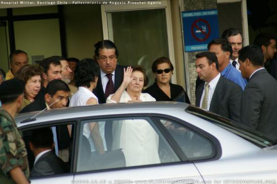 Lucía Hiriart beim Verlassen des Militärhospitals in Santiago de Chile nach dem 