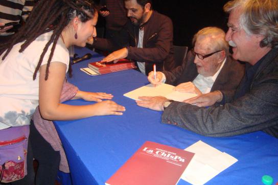 Osvaldo Bayer beim Signieren der Bücher. Rechts sein Sohn Esteban, links Nápoli