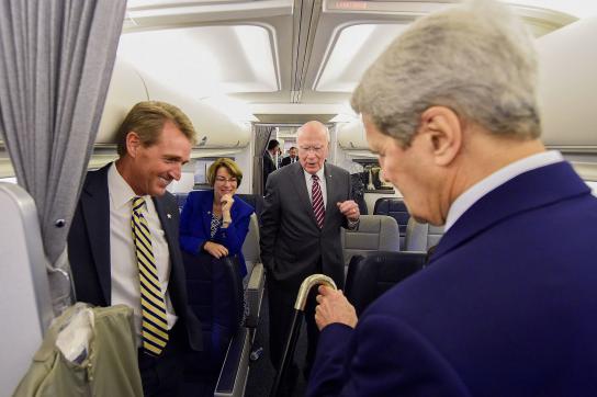 Senatoren Flake (li.) und Leahy (mi.) auf dem Weg nach Havanna, Kuba