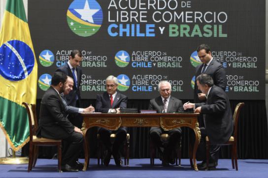 Piñera und Temer bei der Unterzeichnung des Freihandelsabkommens in Chiles Hauptstadt