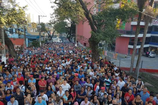Kritiker der Politjustiz gegen Lula da Silva in Brasilien ziehen vor dem Gefängnis auf die Straßen