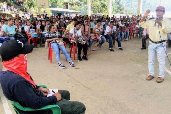 Ein Delegierter der ELN auf der indigenen Vollversammlung in Cauca, Kolumbien